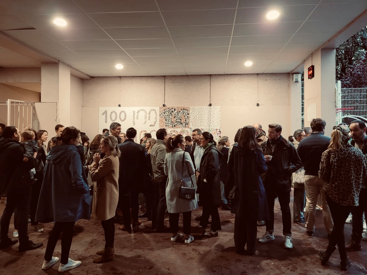 Parents réunis au café des parents organisé par l'APEL dans le hall de l'école Sainte-Ursule